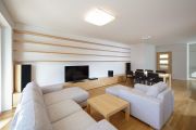   Prostorný a vzdušný apartmán, doplněn světlým březovým dřevem a břidlicovými detaily tvoří čistý design. 
   